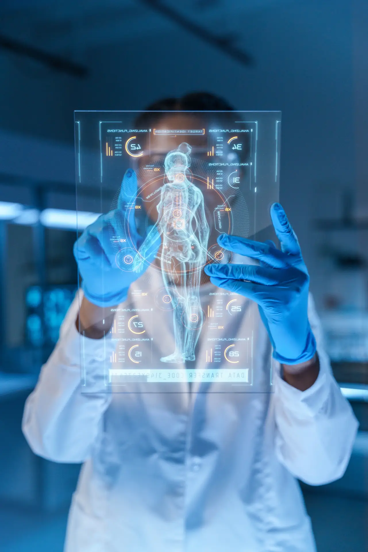 Ärztin mit digitalem Hologramm eines menschlichen Körpers als Symbol für KI in der medizinischen Diagnostik