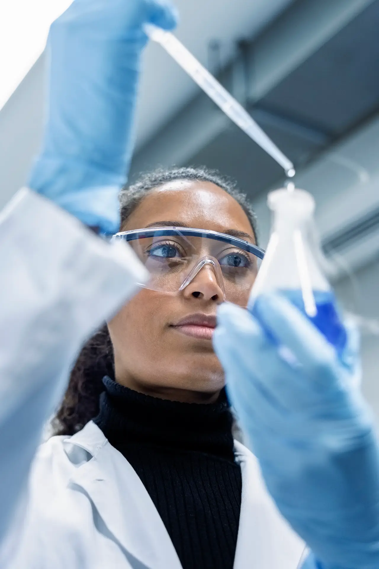 Pharmazeutische Forscherin im Labor bei Analyse mit Pipette und Reagenzglas – präzise Arbeit in der Wirkstoffentwicklung