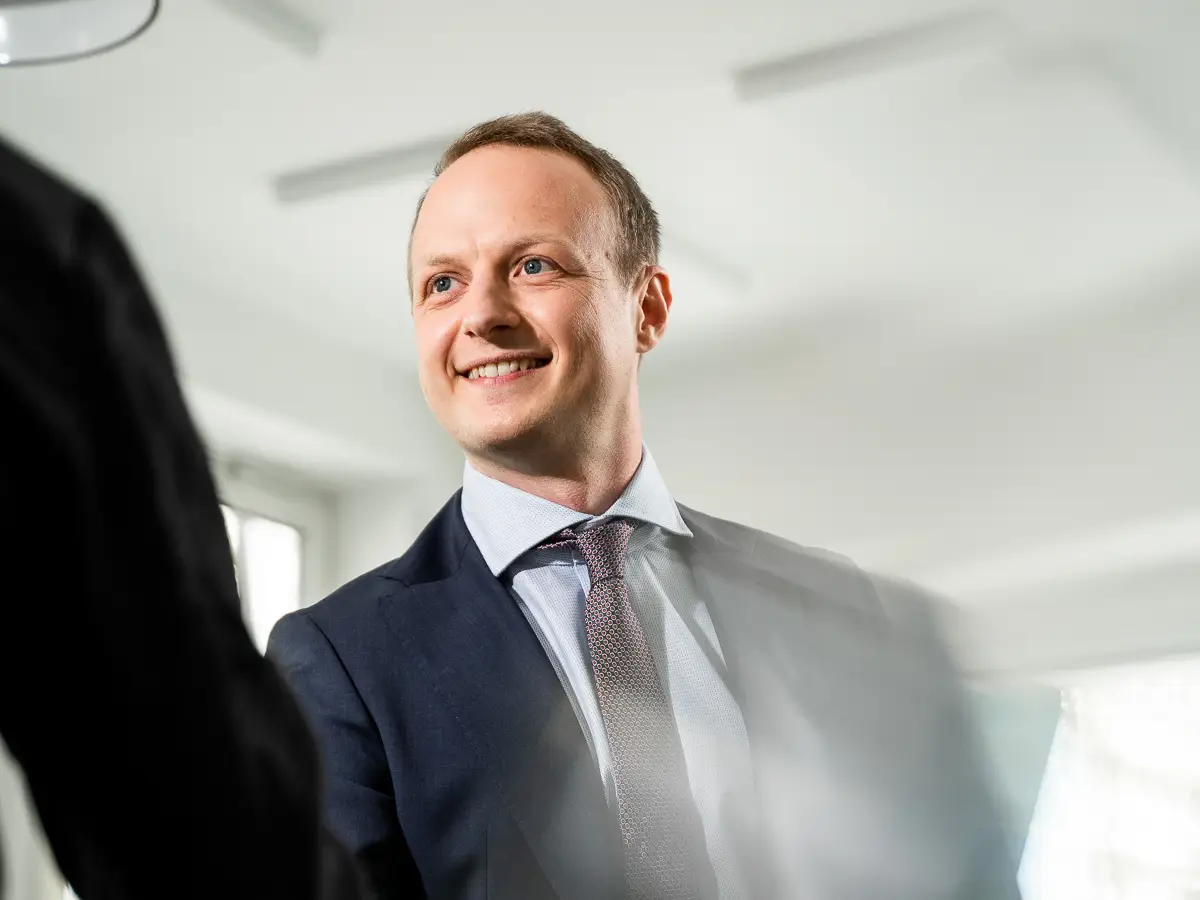 Beratungsgespräch auf Augenhöhe – vertrauensvoller Austausch mit Geschäftsführer von Ainovate für datenbasierte Strategien und digitale Transformation in Unternehmen