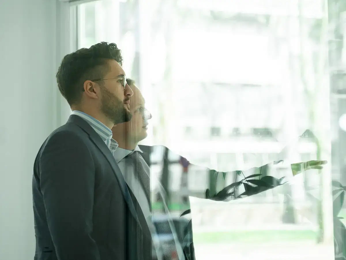 Zwei Datenexperten von Ainovate bei der strategischen Planung von KI- und Data-Science-Projekten für Unternehmen