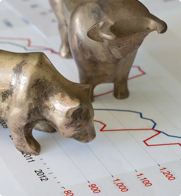 Symbolische Darstellung von Bulle und Bär vor Börsengrafik – datenbasierte Prognosemodelle für den Finanzmarkt