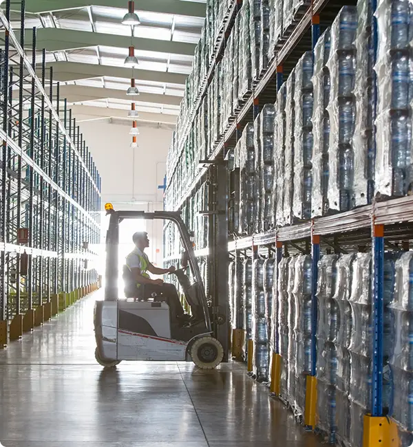 Gabelstaplerfahrer in Logistikhalle – KI-gestützte Optimierung von Lagerprozessen zur Reduzierung von Lagerkosten