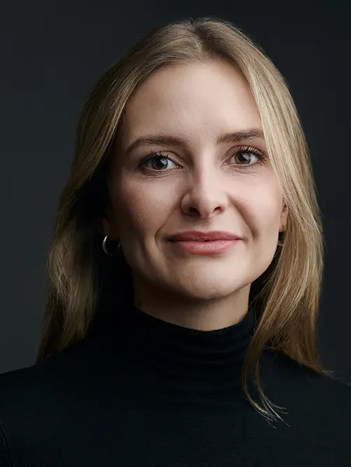 Porträt von Elena Stahl – Communication Managerin für KI-Themen und strategische Markenkommunikation