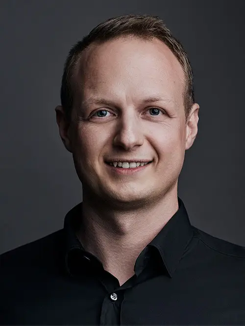 Porträt von Maximilian Schneider – Managing Director mit Fokus auf KI-Strategie, Business Development und digitale Innovation