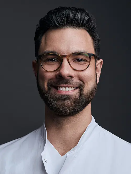 Porträt von Dr. Philip Neudert – Leiter der Subject Matter Experts mit Fokus auf KI-Anwendungen in der Medizin und interdisziplinäre Expertise
