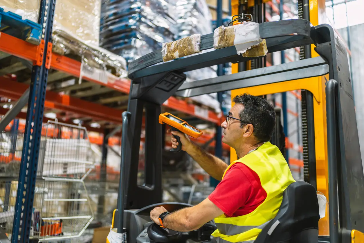 Mitarbeiter scannt Ware im Lager – Effizienzsteigerung durch Künstliche Intelligenz in der Logistik