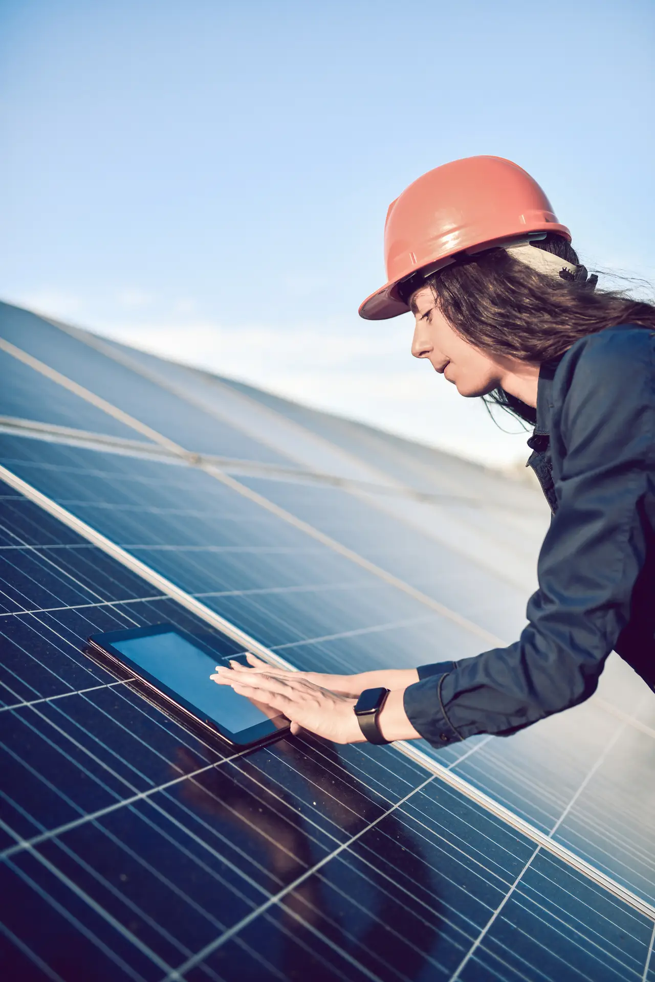 Ingenieurin steuert Solaranlage per Tablet – KI in der Energiebranche für dezentrale Energiesysteme